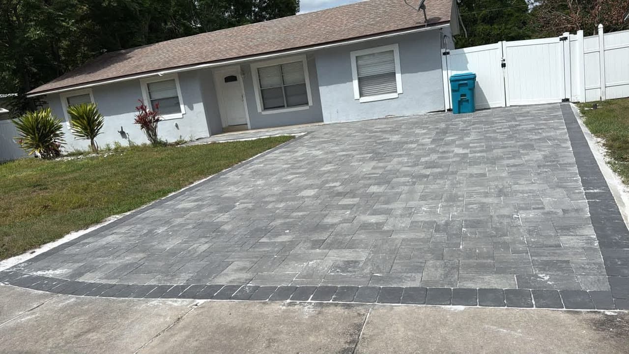 Circular pattern paver driveway entrance